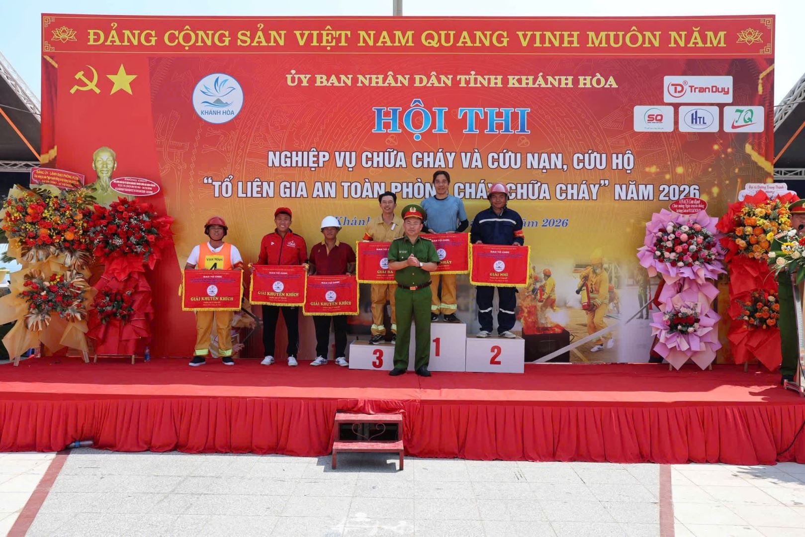 -Đại tá Lê Quang Đồng - Phó Giám đốc Công an tỉnh trao giải cho các đội có thành tích cao tại phần thi lý thuyết.