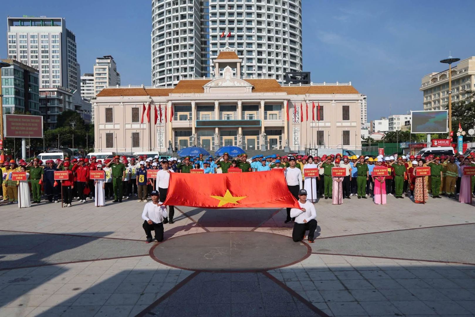 -Hội thi được chia làm 2 phần, phần lý thuyết và thực hành, quy tụ 30 đội tuyển thuộc các xã, phường trọng điểm tham gia.