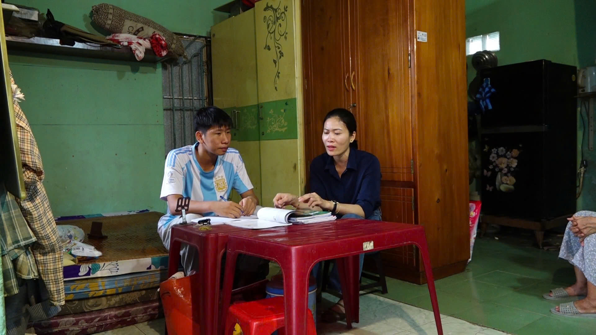 Trung tá Phạm Thị Ly tranh thủ sau giờ làm đến nhà thăm Thuý Tiên.