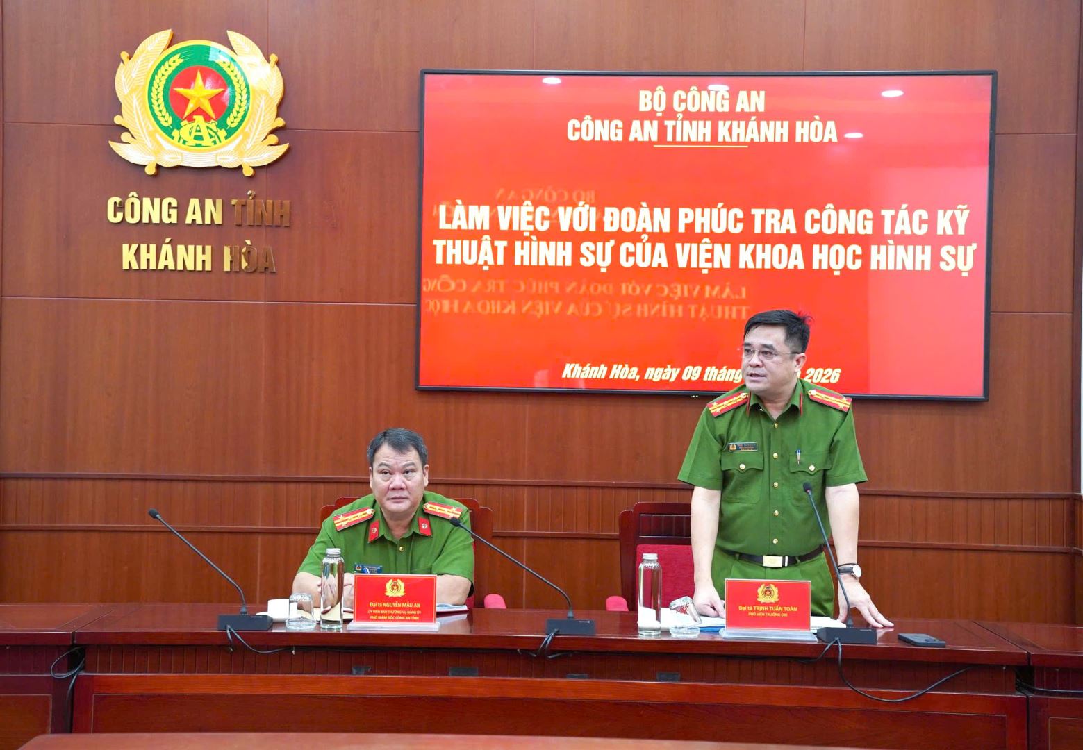 Đại tá Trịnh Tuấn Toàn phát biểu tại buổi làm việc.