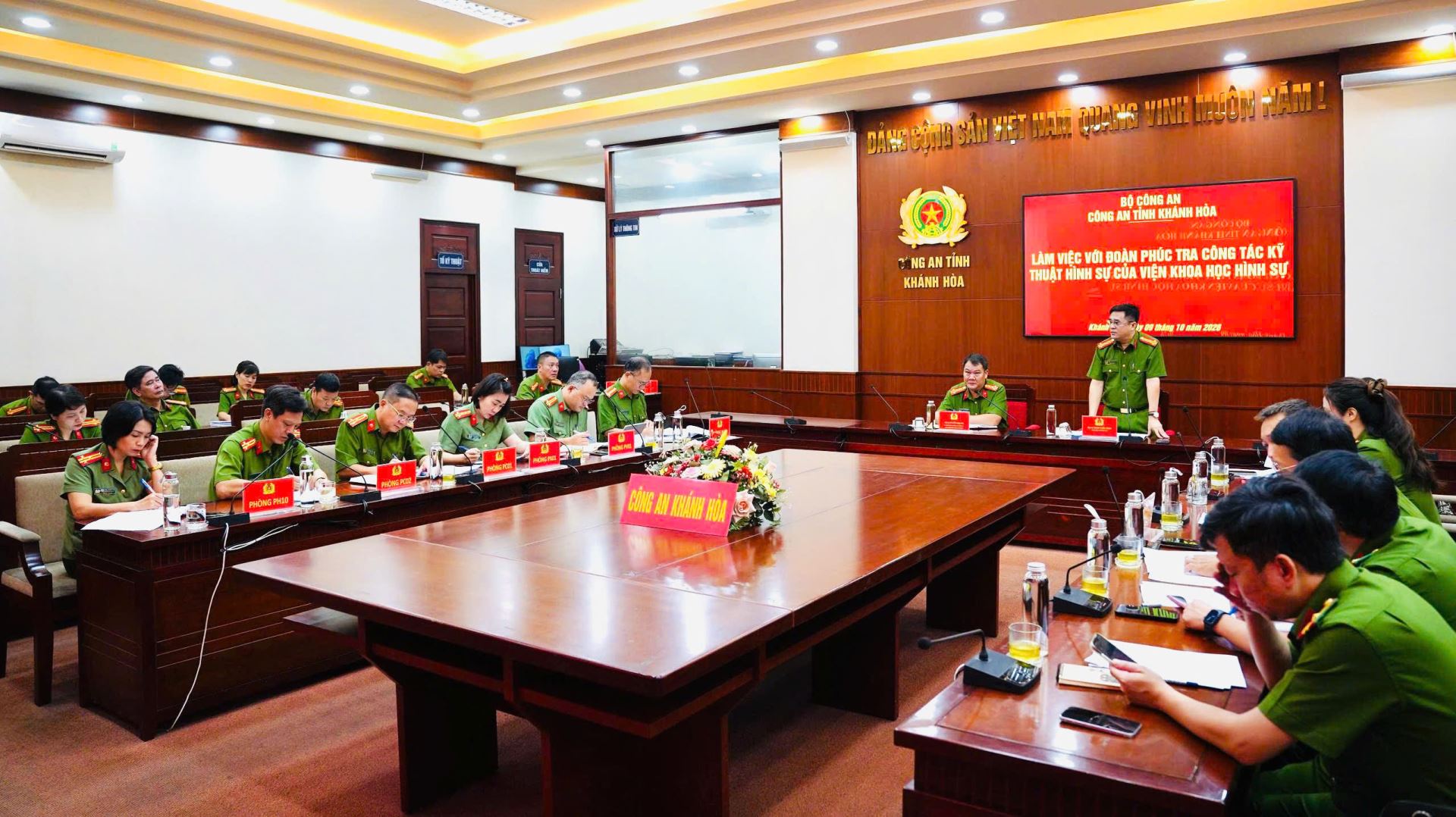 Quang cảnh buổi làm việc.
