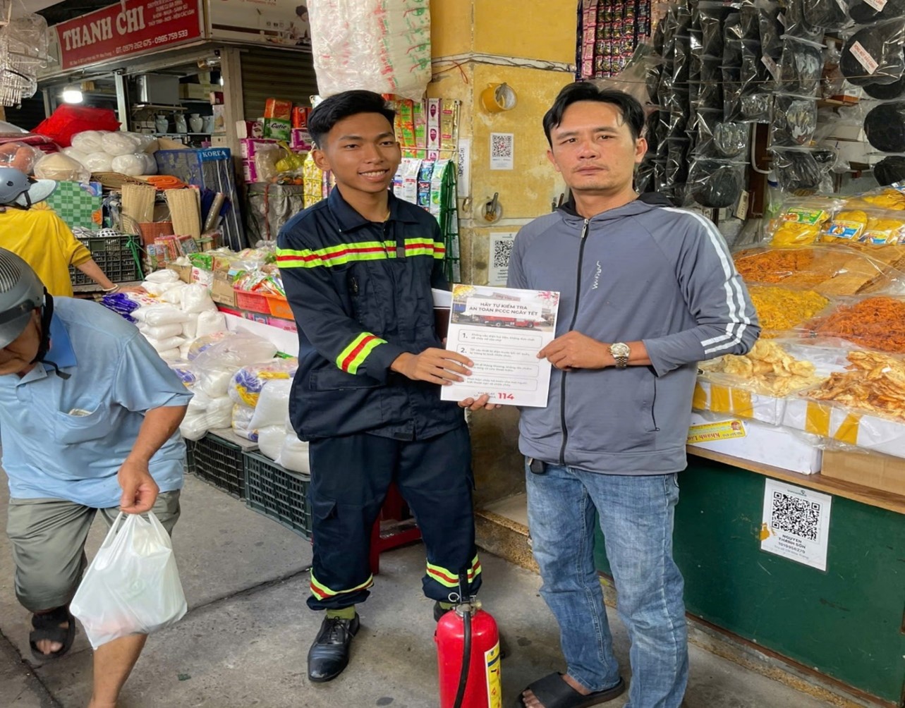 Phát tờ tơi khuyến cáo việc thực hiện các biện pháp đảm bảo an toàn PCCC  cho các hộ kinh doanh, tiểu thương tại chợ