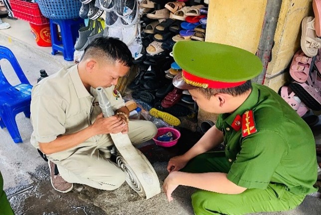 Hướng dẫn lực lượng PCCC cơ sở và các tiểu thương cách kiểm tra, bảo dưỡng và sử dụng các phương tiện, hệ thống PCCC và CNCH được trang bị tại chợ